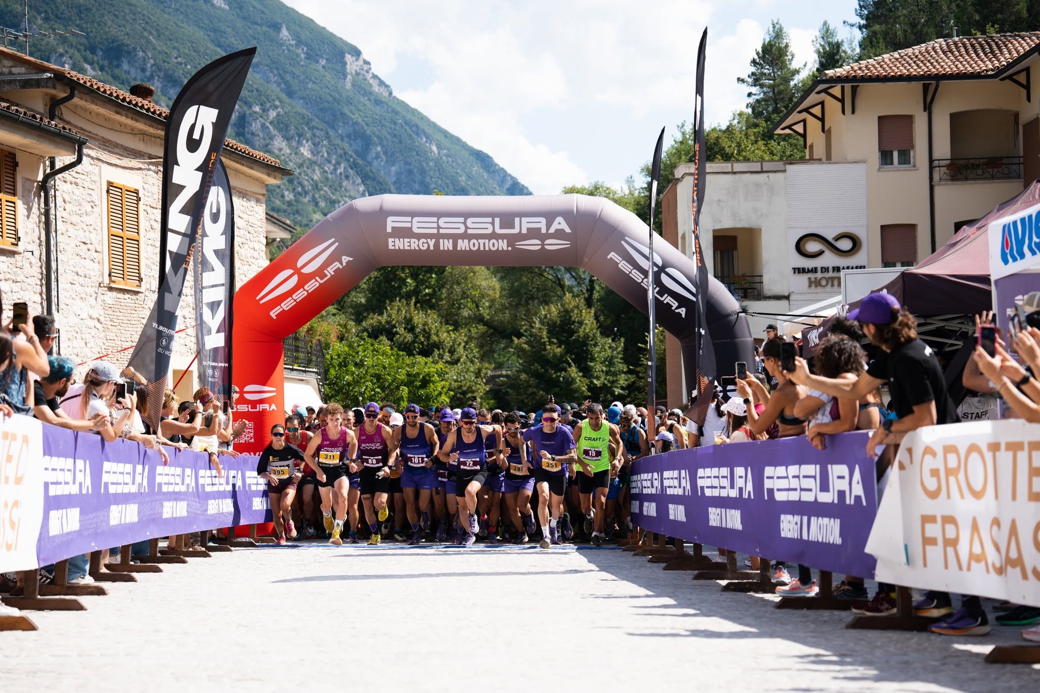 Atleti della Frasassi Skyrace sui sentieri del Parco Gola della Rossa e di Frasassi a Genga