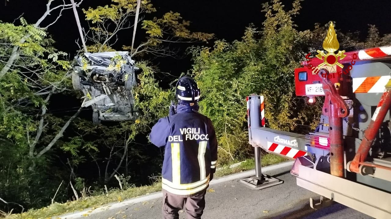 Osimo / Auto finisce in una scarpata, persona recuperata dai Vigili del fuoco