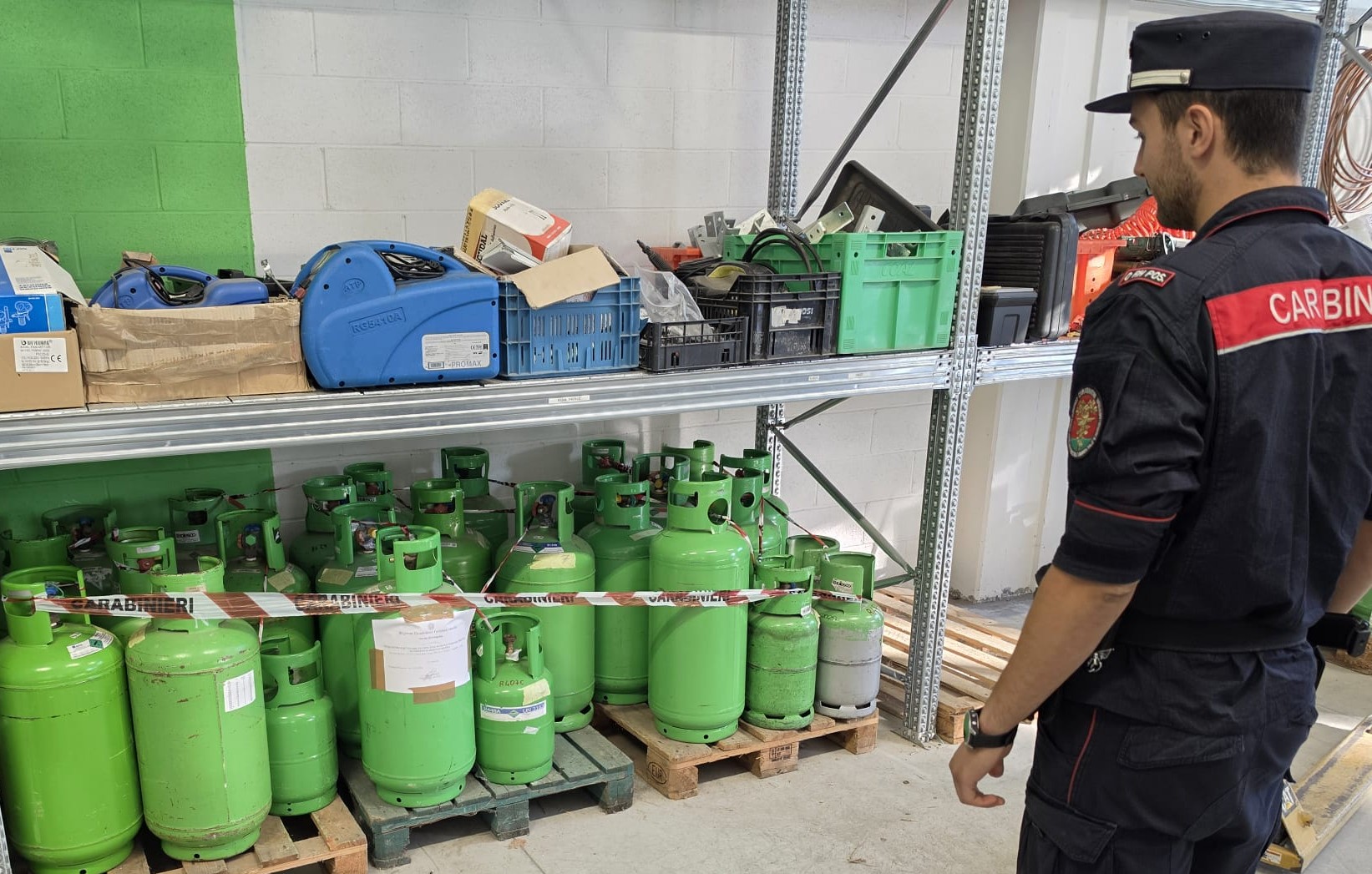 Carabinieri Forestali durante i controlli sulle bombole di gas fluorurati in provincia di Ancona